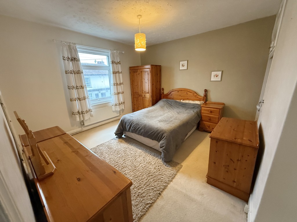 Lot: 183 - SPACIOUS MID-TERRACE PROPERTY - Bedroom 2 with WHB